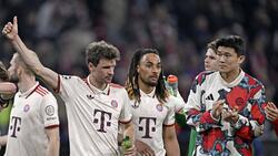 Verlässt Sacha Boey (M.) den FC Bayern nach nur anderthalb Jahren?