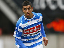 Youness Mokhtar bekijkt zijn opties tijdens het competitieduel NEC Nijmegen - PEC Zwolle. (21-04-2013)
