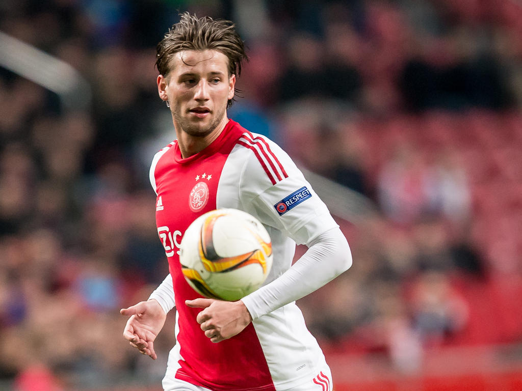 Mitchell Dijks heeft balbezit tijdens het Europa League-duel Ajax - Molde FK. (10-12-2015)