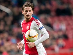 Mitchell Dijks heeft balbezit tijdens het Europa League-duel Ajax - Molde FK. (10-12-2015)