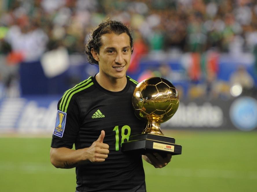 Na de gewonnen finale van de Gold Cup krijgt de Mexicaan Andrès Guardado ook een persoonlijke prijs. De PSV'er wordt verkozen tot beste speler van het toernooi. (26-07-2015)