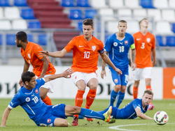 Marco van Ginkel is te laat bij de bal tijdens Jong Nederland - Jong Slowakije. (08-09-2014)
