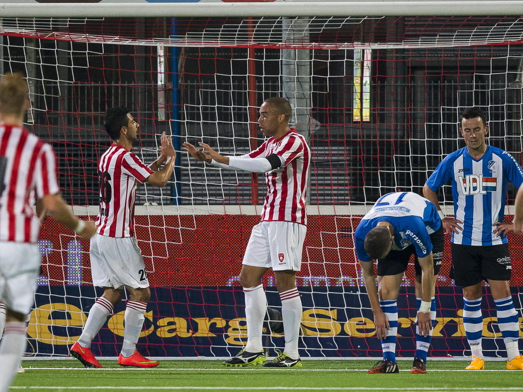 Met een knappe volley zet Jonathan Opuku (m.) FC Oss op 1-0 tegen FC Eindhoven. Hij viert het doelpunt met Fatih Kamaci (l.). (17-10-2014) Met een knappe volley zet Jonathan Opuku (m.) FC Oss op 1-0 tegen FC Eindhoven. Hij viert het doelpunt met Fatih Kamaci (l.). (17-10-2014)