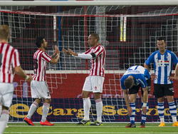 Met een knappe volley zet Jonathan Opuku (m.) FC Oss op 1-0 tegen FC Eindhoven. Hij viert het doelpunt met Fatih Kamaci (l.). (17-10-2014)