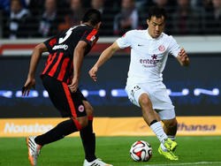 Shinji Okazaki (r.) geht ins Dribbling gegen Carlos Zambrano von Eintracht Frankfurt