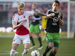 Mitchell te Vrede (r.) trekt zich terug als Timo Letschert zich tussen hem en de bal werpt tijdens FC Utrecht - Feyenoord. (01-03-2015).