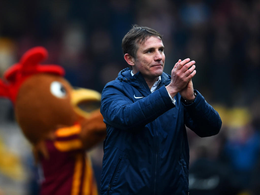 Bradford-Coach Phil Parkinson applaudiert seinen Fans nach dem FA-Cup-Erfolg seiner Elf über Sunderland (15.02.2015).