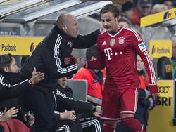 Matthias Sammer (l.) stärkt Mario Götze den Rücken