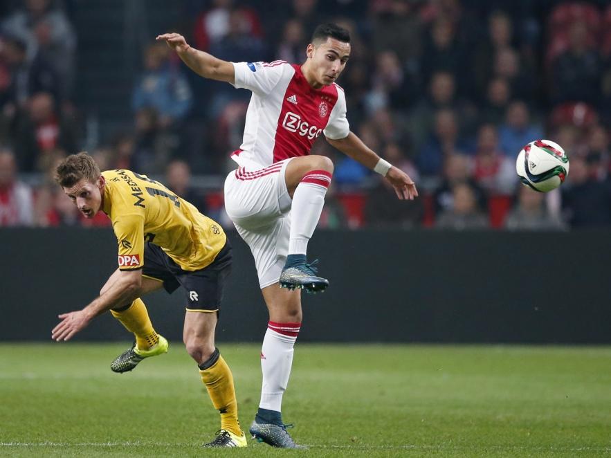 Anwar El Ghazi (r.) heeft zich tijdens Ajax - Roda JC ontdaan van Jens van Son, waardoor de aanvaller van Ajax de bal makkelijk kan aannemen. (31-10-2015)
