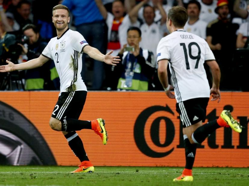 Mustafi kopt Duitsland op voorsprong tegen Oekraïne. Götze is in de achtervolging om het feestje mee te vieren. (12-06-2016)
