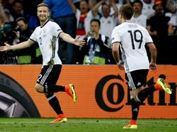 Mustafi kopt Duitsland op voorsprong tegen Oekraïne. Götze is in de achtervolging om het feestje mee te vieren. (12-06-2016)