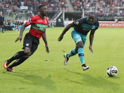 Reagy Ofosu (l.) glipt langs Jetro Willems (r.) tijdens het competitieduel NEC Nijmegen - PSV (10-09-2016).