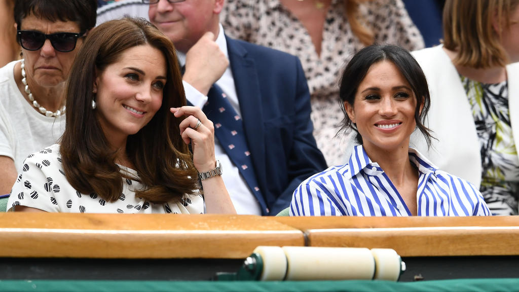 Herzogin Kate (li) und Hrezogin Meghan auf den Rängen