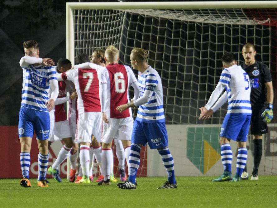 Spelers van De Graafschap balen nadat Jong Ajax op 1-1 komt. De Superboeren kwamen in Amsterdam op een vroege voorsprong, maar geven dit dus uit handen. (17-10-2016)