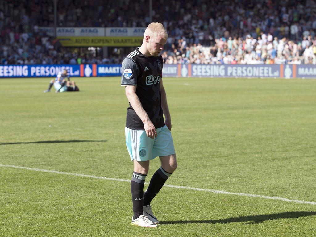 Compleet gedesillusioneerd loopt Davy Klaassen van het veld in Doetinchem. Ajax verspeelt tegen De Graafschap op de laatste speeldag van de Eredivisie de titel. (08-05-2016)