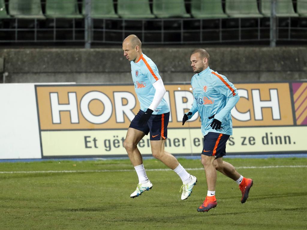 Arjen Robben (l.) en Wesley Sneijder warmen zich op voor de laatste training voorafgaand aan het duel met Luxemburg. (12-11-2016)