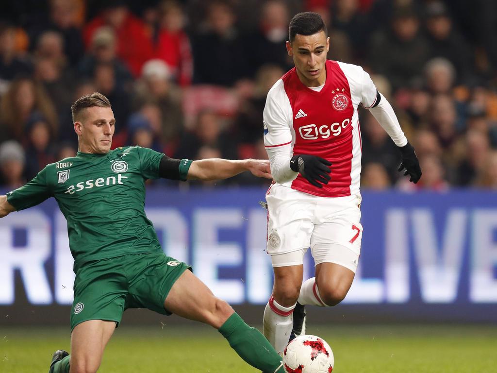Yoëll van Nieff (l.) probeert Anwar El Ghazi van de bal te zetten tijdens Ajax-FC Groningen. (04-12-2016)
