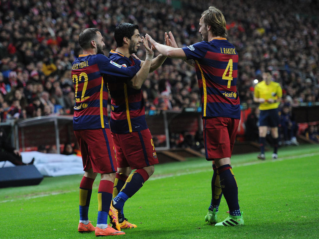 Aleix Vidal y Ivan Rakitic se caen de la lista del Barcelona. (Foto: Getty)