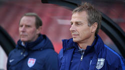 Berti Vogts (l.) glaubt an den Erfolg von Jürgen Klinsmann in Berlin