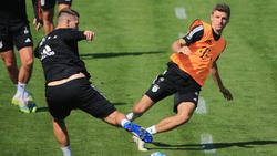 Niklas Süle (v.) und Thomas Müller hatten im Training des FC Bayern gesundheitliche Problem