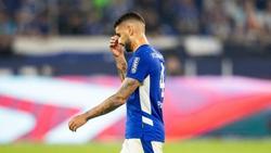 Schalkes Victor Palsson verlässt nach einer Roten Karte das Spielfeld