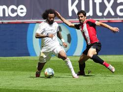 Marcelo sufre la entrada de Raúl García del Athletic.