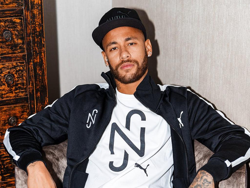 Neymar posa con prendas de su nueva marca.