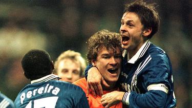 Jens Lehmann (M.) trug sich einst im Derby zwischen dem BVB und Schalke 04 in die Liste der Torschützen ein