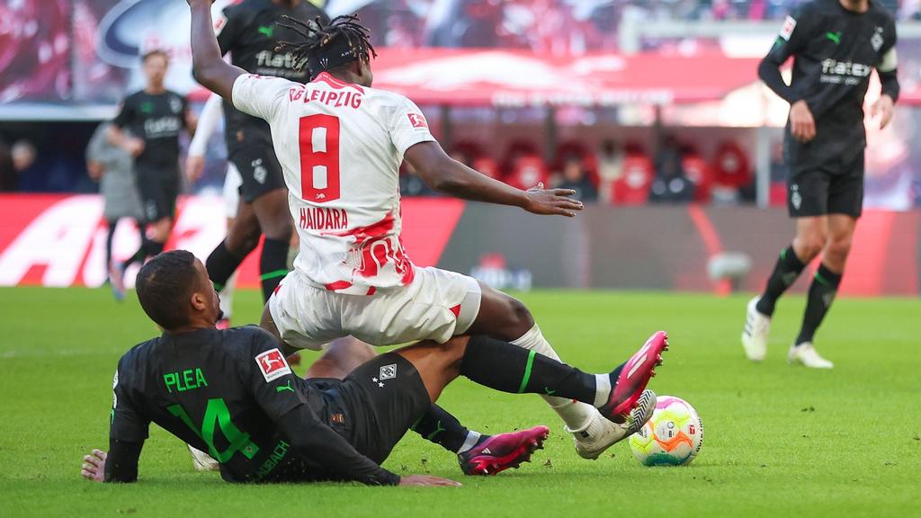 Gladbach-Stürmer Alassane Pléa fällt Leipzigs Amadou Haidara elfmeterreif Gladbach-Stürmer Alassane Pléa fällt Leipzigs Amadou Haidara elfmeterreif