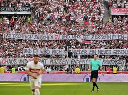 Stuttgarter Fans halten Banner mit Parolen gegen die Vereinsführung hoch
