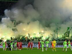 Auch die Wolfsburger Fans zünden Pyrotechnik