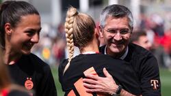 Bayern Münchens Präsident Herbert Hainer umarmt Giulia Gwinn nach der Partie