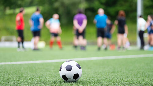 Mit dieser Ausrüstung gelingt der Start ins Fußball-Training.