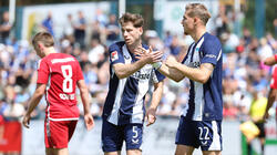 Leon Jensen (Bildmitte) ist zurück bei Hertha BSC