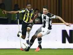 Kelvin Leerdam (l.) schreeuwt het uit, nadat Heracles Almelo-aanvaller Wout Weghorst een overtreding op hem heeft gemaakt. (12-12-2015)