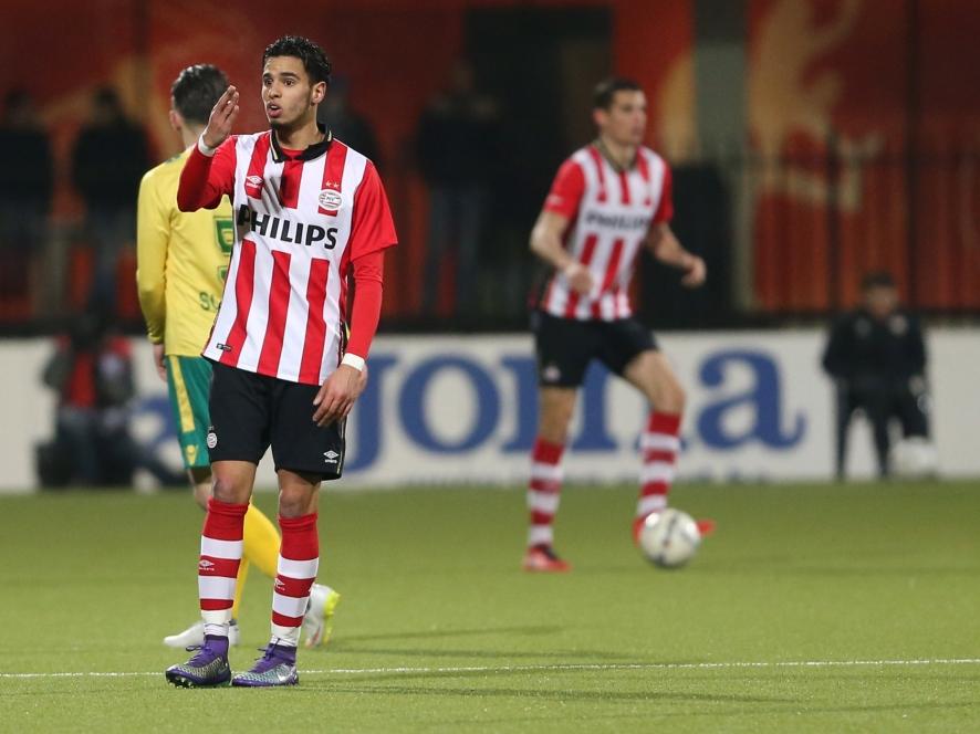 Adam Maher geeft instructies aan zijn teamgenoten van Jong PSV in het duel met Fortuna Sittard. (07-03-2016)