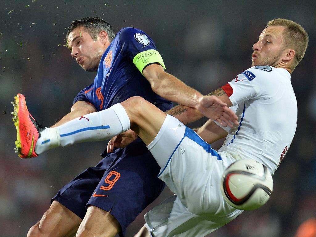 Oranje-spits Robin van Persie (l.) vecht stevige duels uit met de Tsjech Michal Kadlec (r.). (09-09-2014)