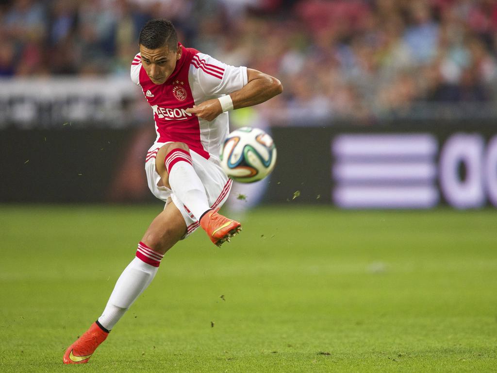 Anwar El Ghazi vuurt op goal in de wedstrijd Ajax - Heracles Almelo. (13-09-2014)