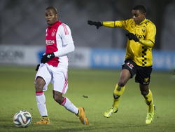 Ruben Ligeon (l.) gaat graag mee in de aanval en dus moet Shaquille Simmons vaak genoeg achter de verdediger aan tijdens Jong Ajax - VVV-Venlo. (01-12-2014)