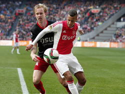 Excelsior-speler Daan Bovenberg (l.) en Ajax-speler Richairo Živković (r.) strijden om de bal. (08-03-2015)