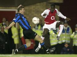 Als speler van Arsenal ontwijkt Quincy Owusu-Abeyie (r.) in de derde ronde van de League Cup-duel tegen Rotherham United een tackle. (28-10-2003)