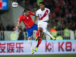 Chileno Mauricio Isla disputa un balón con el peruano Andre Carrillo. (Foto: Imago)