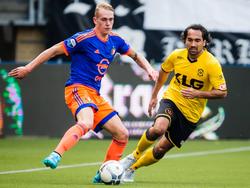 In de wedstrijd tegen Roda JC speelt Feyenoorder Rick Karsdorp (l.) de bal net weg voordat Ard van Peppen een poging kan doen om de bal te onderscheppen. (20-09-2015)