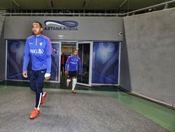 Kenny Tete (l.) komt samen met Memphis Depay het veld op in de Astana Arena, waar het Nederlands elftal een interland speelt tegen Kazachstan. (08-10-2015)