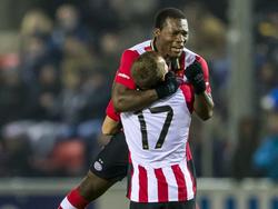 Doelpuntenmaker Moussa Sanoh springt Olivier Rommens, die de goal voorbereidde, om de nek. Het betekent de 3-3 in de wedstrijd tegen Jong Ajax. (23-11-2015)