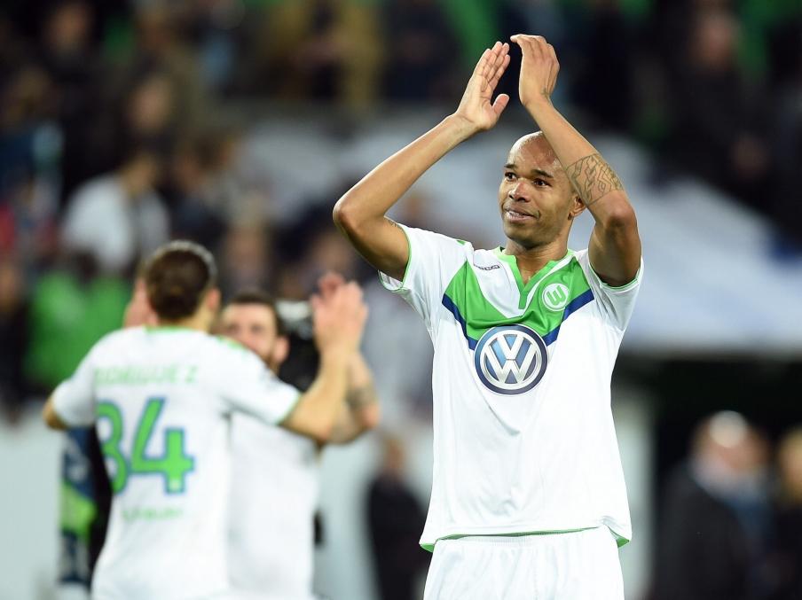 Naldo bedankt het publiek na afloop van het Champions League-duel VfL Wolfsburg - Real Madrid (06-04-2016).