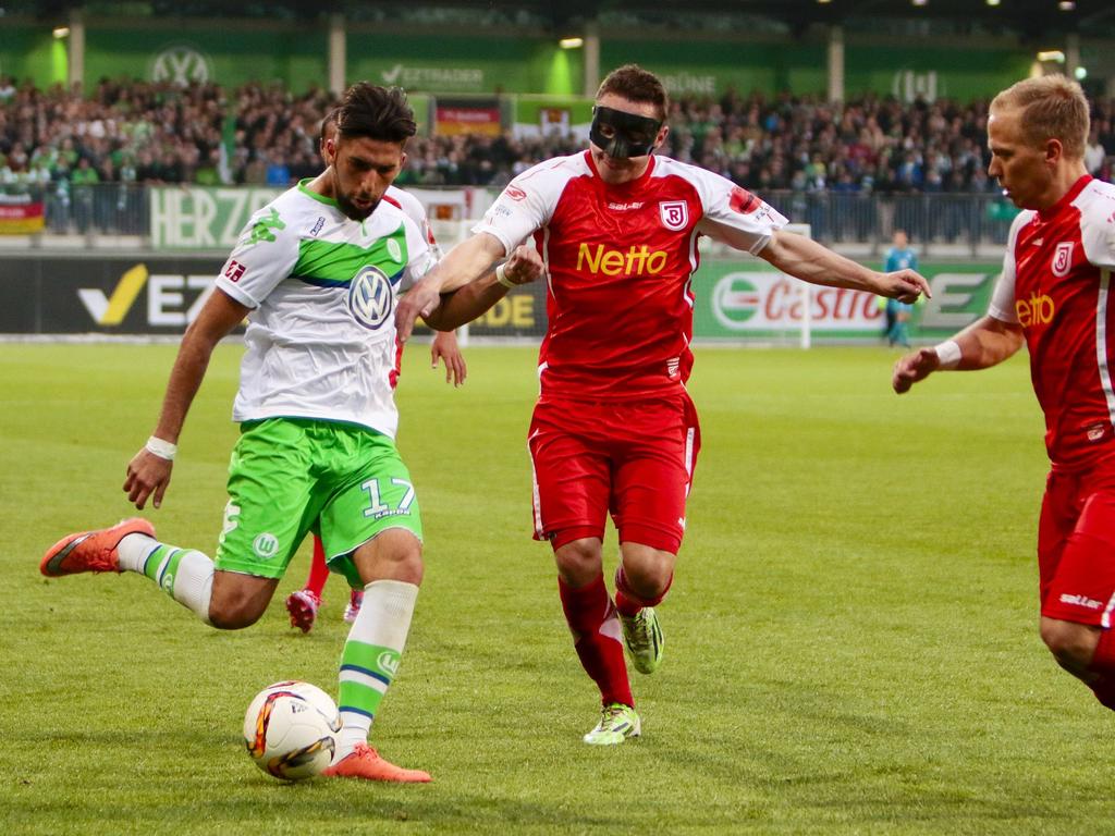 Halle verpflichtet Hilal El-Helwe (l.) vom VFL Wolfsburg