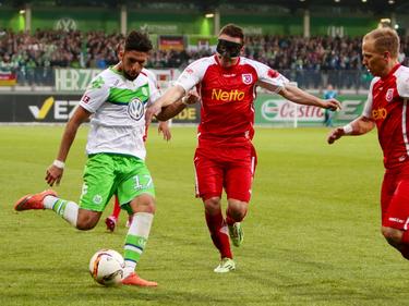 Halle verpflichtet Hilal El-Helwe (l.) vom VFL Wolfsburg