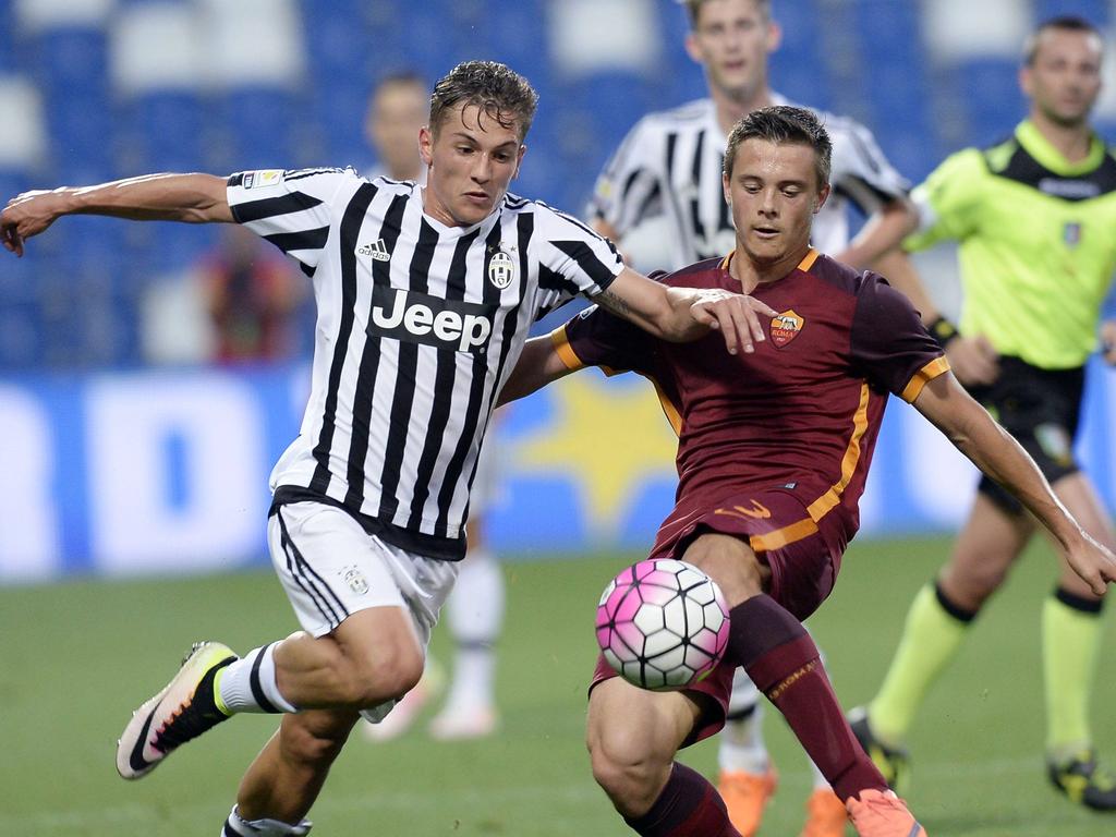 Juventus-aanvaller Nicolò Pozzebon (l.) snelt langs zijn tegenstander van AS Roma. (04-06-2016)