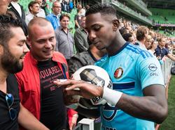 Eljero Elia (r.) legt zijn vrienden uit dat zijn vinger uit de kom schoot tijdens het duel tussen FC Groningen en Feyenoord. (07-08-2016)